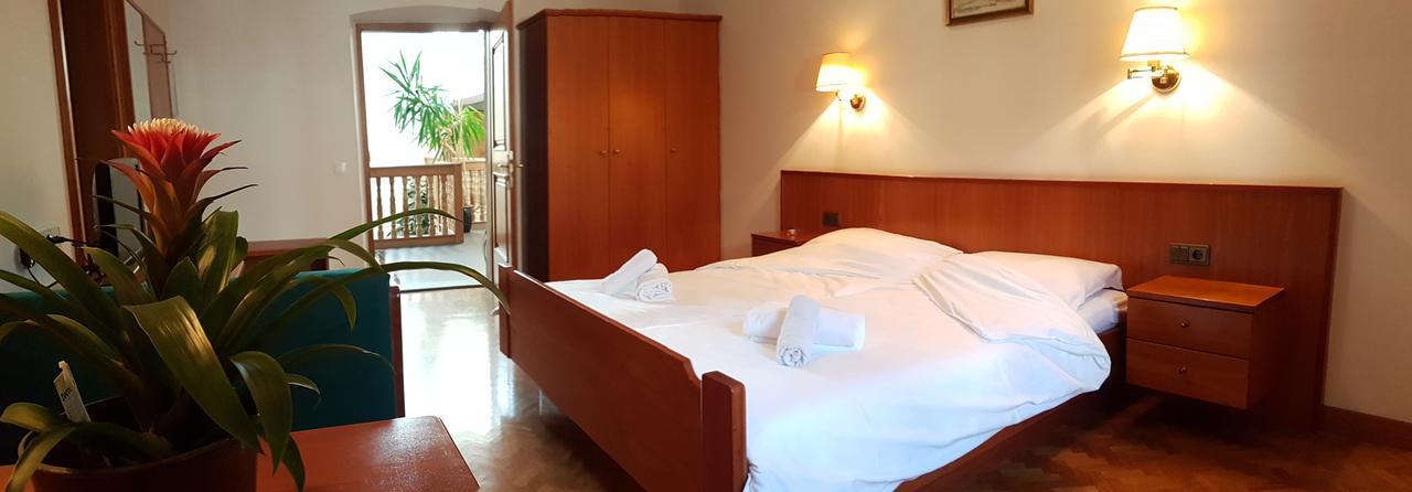 Weisses Roessl Bed and Breakfast Eppan an der Weinstraße Exteriör bild
